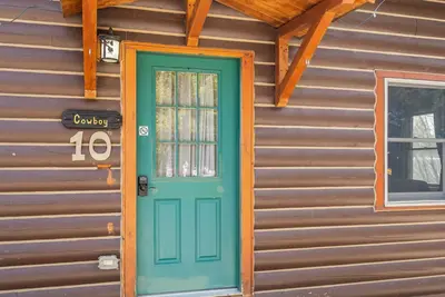 Image de Bucking Moose Cowboy Cabin (#10)