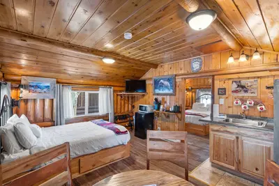 Image de Bucking Moose Bison Cabin (#11)
