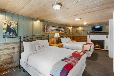 Image de Bucking Moose Wolf Suite