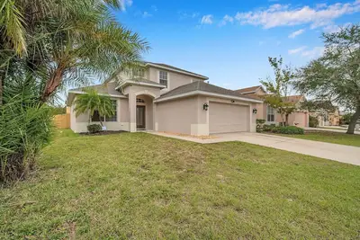 Image de Beautiful modern home with a huge pool in the Tampa Bay Area.