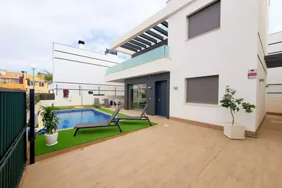Image de Villa de haute qualité avec piscine chauffée dans un endroit calme