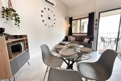 Image de Fully Updated - 2 Bedrooms - Walk to Beach