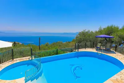 Old Stone House: large pool, A\/C, WiFi, sea views, traditional