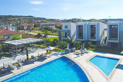 Lavinia: Nikiti Apartment, Shared pool, Walk to beach, WiFi, A/C