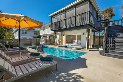 Image de The Laguna Beach: 2 Blocks to Beach, Pool, 5 Hole Put Put, Foosball, Cornhole by Anna Maria Life