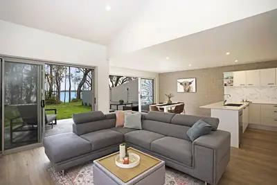 Image de Brand New Dog Friendly Lakefront Villa