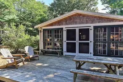 Image de 1940s Cottage Stunner Large Studio w\/loft feel dog friendly