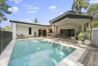 Image de Walk to Beach! Amazing Outdoor Area With Pool, 1/2 Pipe & Firepit!