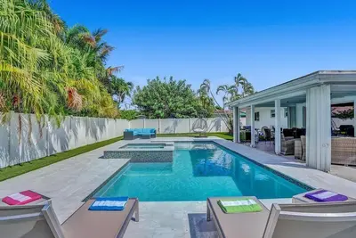 Gorgeous 4br Brand new Htd Pool & Jacuzzi 1Mile
