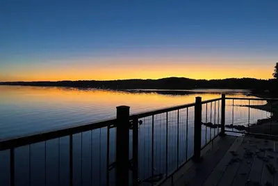 Image de Lake Michigan West Bay Waterfront Custom Built Bungalow - Sleeps 10