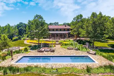 Image de Five Acre Estate on Grand Lake with heated pool\/tennis court