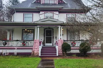 Image de Romantic Victorian close to ski resorts and St Bonaventure University. Beautiful