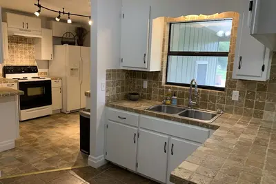 Image de Beautiful family-sized home -15 miles from Florida's best beaches!