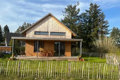 Image de GemĂĽtliches Holzhaus am See
