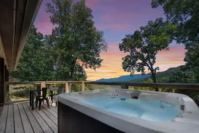 Image de Breathtaking Mountain View Cabin/Pet-Friendly/Hot tub/Fire-Pit/Prime Location