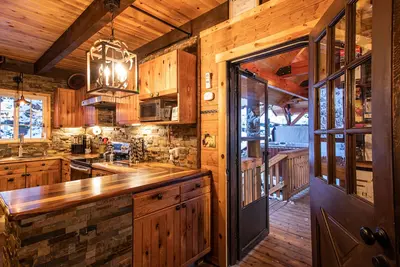 Image de Views! Close to town, golfing, river and hiking. Incredible hot tub!