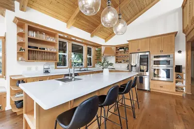 Parkside Place - Bidwell Park Location - Spacious - One of a kind!