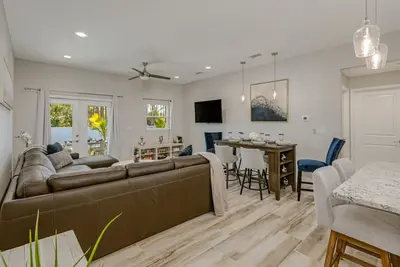 Image de All new, lovely, spacious 3bd\/2bth unit sleeps 8!