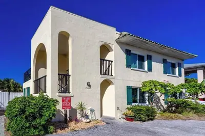Image de 6bd/6ba Prime location to Johns Pass/Beach/Shopping!