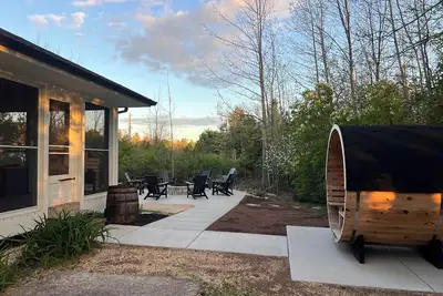 Image de 4 bedroom - 3 bath on quiet street but close to Sister Bay, Door County.