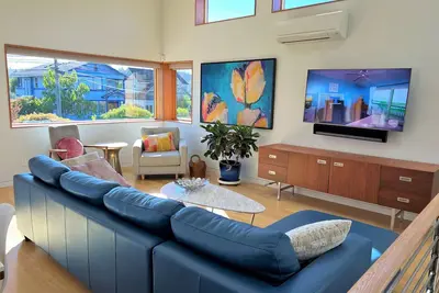 Image de Goldfinch House - Scandinavian Modern Near Beaches