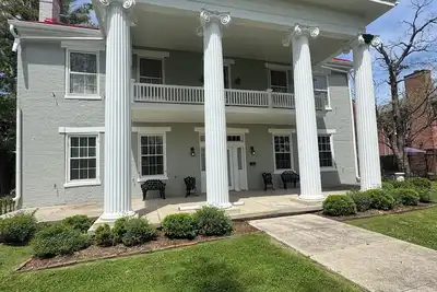 Image de Historic Stonewall Stays • Room for 12 w/ New Bunk Room