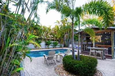 Image de Beautiful Indian Rocks Beach Pool Home, 6 Seat golf cart included.