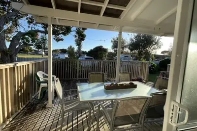 Fabulous Kiwi Bach, steps away to beautiful Waipu Cove beach!