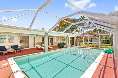 Nice and quite neighborhood close to malls, parks and restaurants