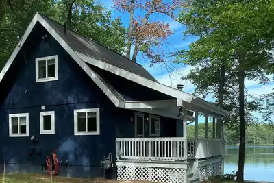 Image de Looking to get away this fall? Come enjoy the Lake House!