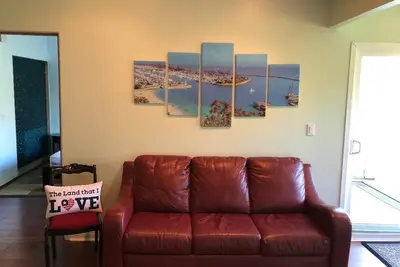 Image de Nice Upgraded condo, steps away from Strands Beach.