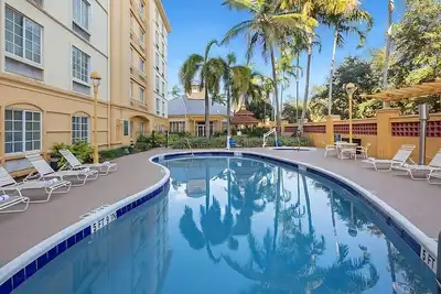 Image de Great Relaxing Overnight Stay! 2 Convenient Units, Free Breakfast, Pools