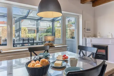 Image de This semi-detached house impresses with its friendly furnishings.