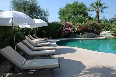Image de Villa grand confort avec jardin paysager privé, piscine