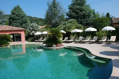 Image de Villa grand confort avec jardin paysager privé, piscine