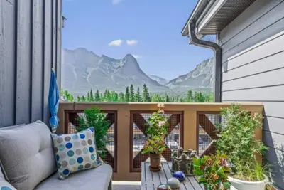 Image de Attractive Downtown Loft | Sleeps 10 | Hot Tub & Mountains Views!