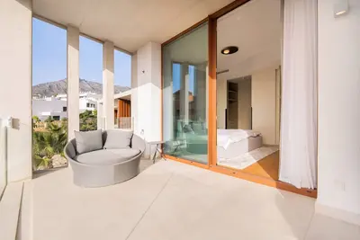 Image de Luxury Open Concept Designer Villa