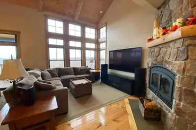 Image de Ski In \/ Ski Out Treetops Home with Outdoor Private Spa