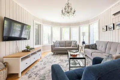Stunning Lakeside Retreat with Sunroom, Wifi, Private beach and endless Sunsets!