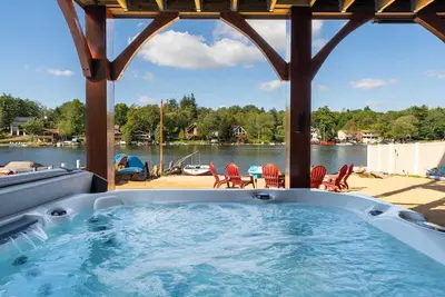 Image de Luxurious 6-bedroom lakefront Poconos home with a deck, private beach, fire pit and hot tub