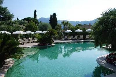 Image de Villa grand confort avec jardin paysager privé, piscine