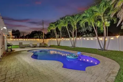 4br Modern Htd Pool Jacuzzi 1. 5 Miles to the Beach