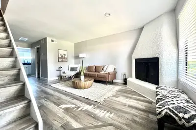 Image de Welcoming 2 story remodel! Prime location, pool & mountain views.