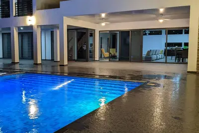 Image de 3br/3. 5 Bath House walking distance to a secluded beach