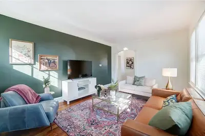 Image de King Bed - Charming Renovated Home - Sleeps 8