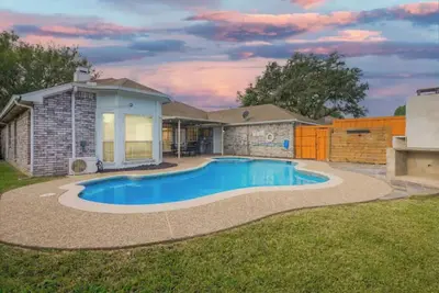 Image de Lovely oasis with a pool, hot tub, gym and sauna!