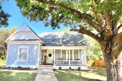 Image de Clay Oak Cottage 2br/1bth, 6 blocks from Silos