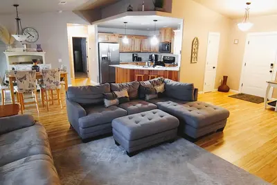 Image de Newer Beautiful Spacious Home, 3 bed/2 bath.