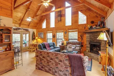 Image de 'Creek Bend Escape' w\/ Hot Tub + River Views!