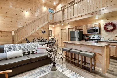 Image de 3 Master Suites. Back to School Specials!